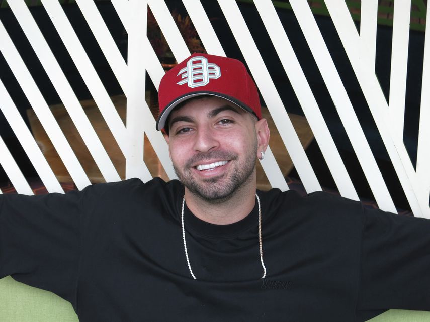 El cantante estadounidense Justin Quiles posa para un retrato durante una entrevista en la Ciudad de México el domingo 14 de mayo de 2023.