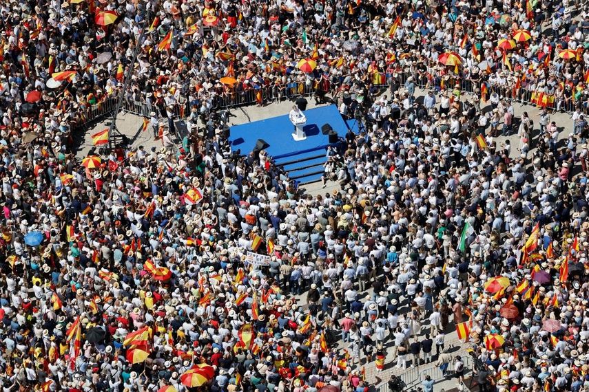 El presidente del PP, Alberto Núñez Feijóo, habla en el escenario durante una manifestación convocada por el partido de oposición de derecha español Partido Popular (PP) para protestar contra el gobierno gobernante en la Plaza de España de Madrid el 8 de junio de 2025. 