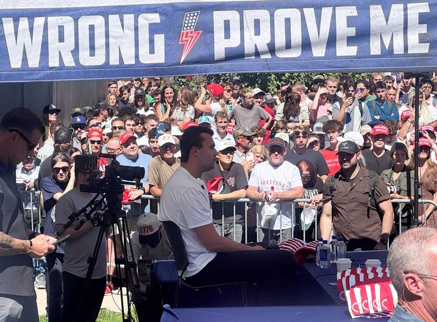 Esta captura de pantalla de un video de Amy King muestra al activista juvenil e influencer conservador, Charlie Kirk, hablando durante un evento público en la Utah Valley University, minutos antes del crimen en su contra, en Utah, el 10 de septiembre de 2025.