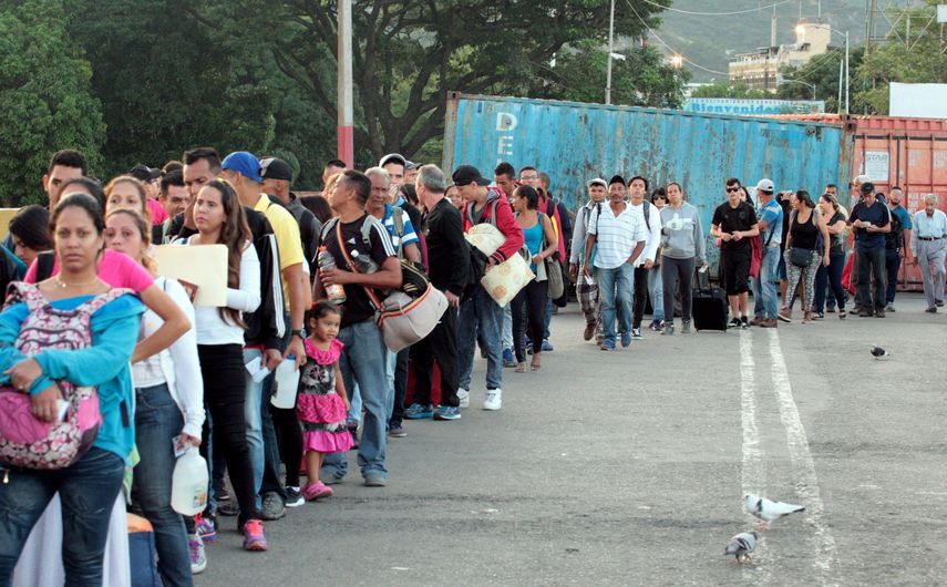 Ciudadanos venezolanos cruzan desde su país hacia Colombia, por el Puente Internacional Simón Bolívar, en Cúcuta (Colombia).