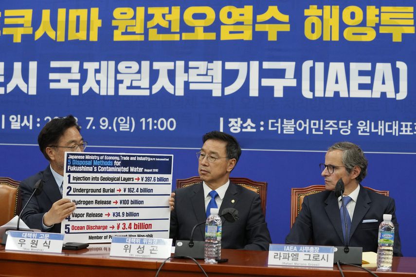 El parlamentario surcoreano Woo Won-shik, del opositor Partido Democrático, a la izquierda, muestra una lista de métodos propuestos para gestionar las aguas contaminadas de la central de Fukushima, ante la mirada de su compañero de partido Wi Seong-gon y de Rafael Mariano Grossi, director general del Organismo Internacional de la Energía Eléctrica, a la derecha, durante una reunión con legisladores del partido en la Asamblea Nacional en Seúl, Corea del Sur, Del domingo 9 de julio de 2023.&nbsp;