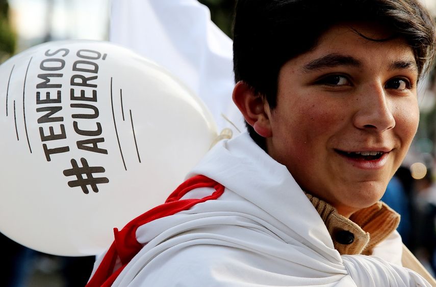 Un grupo de personas celebra el nuevo acuerdo de paz entre el Gobierno de&nbsp;Colombia&nbsp;y las FARC este martes 15 de noviembre de 2016, en Bogotá.