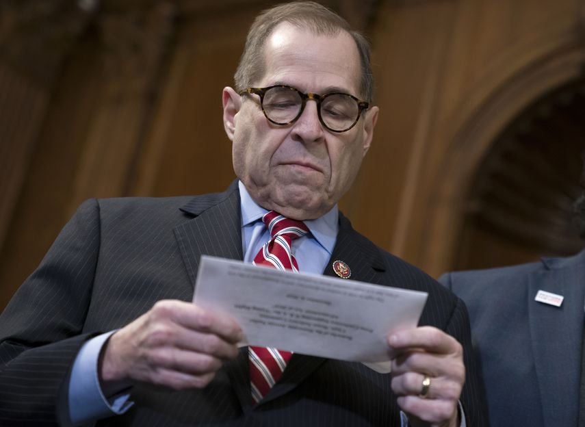 El presidente de la Comisi&oacute;n de Asuntos Jur&iacute;dicos de la C&aacute;mara de Representantes, Jerrold Nadler, observa notas al unirse a los dem&oacute;cratas de la c&aacute;mara baja en el Capitolio, Washington, el viernes 6 de diciembre de 2019.&nbsp;