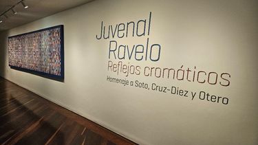 El Centro Cultural de Arte Moderno celebra 33 años de gestión cultural con Reflejos cromáticos. Homenaje a Soto, Cruz-Diez y Otero, una exposición del artista venezolano Juvenal Ravelo.