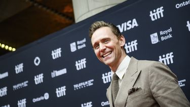 Tom Hiddleston llega a la alfombra roja antes del estreno de la película The Life of Chuck, durante el Festival Internacional de Cine de Toronto, el 6 de septiembre de 2024.