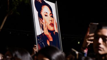 Fans sostienen una foto de Selena durante la ceremonia de homenaje a la cantante Selena Quintanilla con una estrella en el Paseo de la Fama de Hollywood, el 3 de noviembre de 2017, en Hollywood, California. 