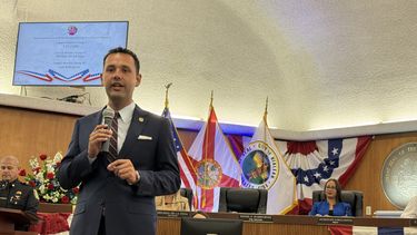 El alcalde electo de Hialeah, Bryan Calvo, felicitó a los concejales.&nbsp;