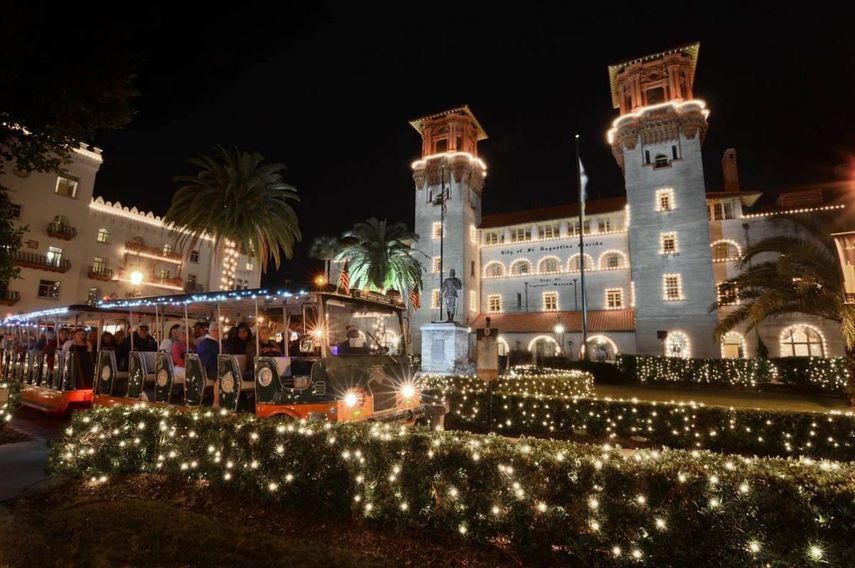 Uno de los trollies que recorren las principales zonas de la ciudad de San Agustín durante Noches de Luces.