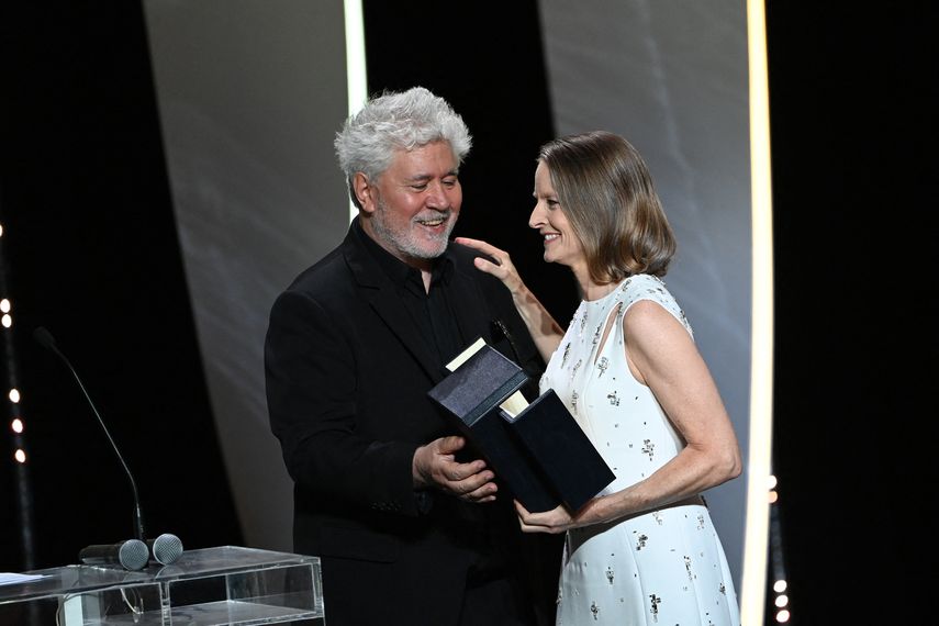 La actriz y directora estadounidense Jodie Foster recibe la Palma de Oro de Honor del director español Pedro Almodóvar durante la ceremonia de apertura de la 74 edición del Festival de Cine de Cannes en Cannes, sur de Francia, el 6 de julio de 2021.