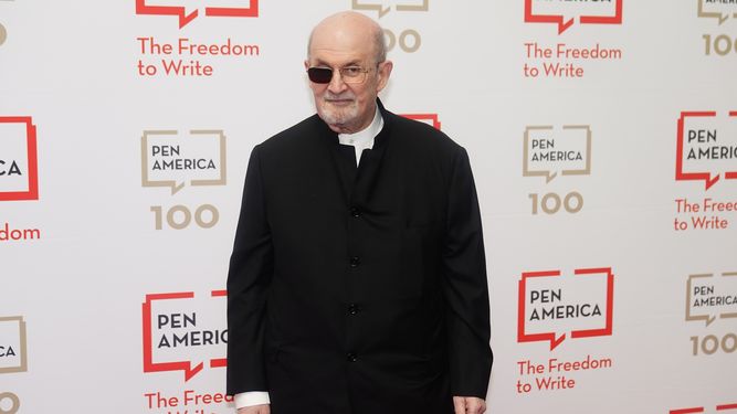 El autor Salman Rushdie asiste a la Gala Literaria de PEN America 2023 el jueves 18 de mayo de 2023 en Nueva York.