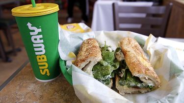 En imagen de archivo del viernes 23 de febrero de 2018, el logo de Subway aparece en un vaso junto a un emparedado en un restaurante de la cadena, en Londonderry, Nueva Hampshire. 