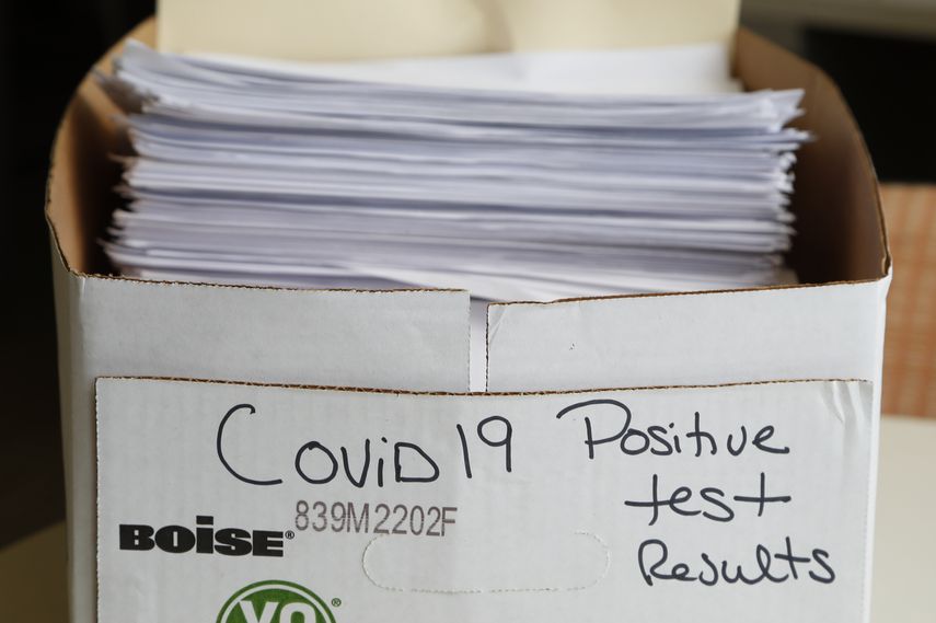 Una pila de documentos detallando los casos positivos de COVID-19, en una caja en las oficinas del Departamento de Salud P&uacute;blica del condado Toledo-Lucas, en Ohio, el 24 de junio de 2020.