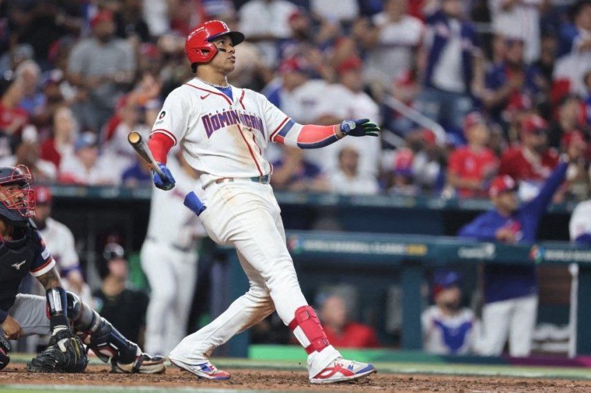 Juan Soto #22 de la República Dominicana reacciona tras conectar un jonrón de dos carreras para cerrar el partido contra el Reino de los Países Bajos en el Loan Depot Park el 8 de marzo de 2026 en Miami, Florida.&nbsp;