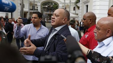 Diosdado Cabello, presidente de la Asamblea Nacional Constituyente, responde a las preguntas de los periodistas cuando llega a una sesión especial en la Asamblea Nacional en Caracas, Venezuela, el miércoles 15 de enero de 2020. 