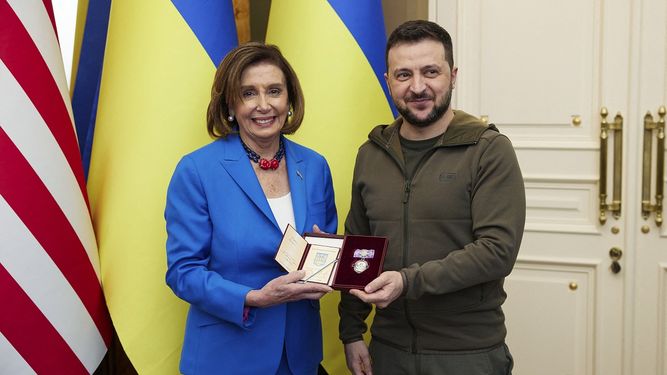 La presidenta de la Cámara de Representantes, Nancy Pelosi, recibe la orden Princesa Olga de manos del el presidente de Ucrania, Volodimir Zelenski.&nbsp;