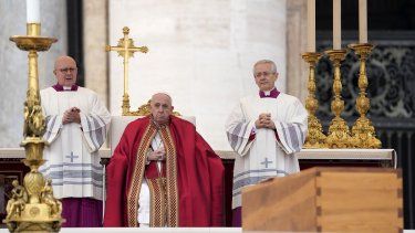 El papa Francisco, sentado frente al féretro con los restos mortales del papa emérito Benedicto XVI en el funeral oficiado en la Plaza de San Pedro, en el Vaticano, el 5 de enero de 2023.&nbsp;
