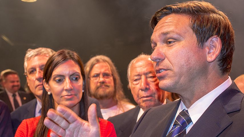 El congresista Ron DeSantis habla de su campaña política por la gobernación de la Florida. A su lado, la cubanoamericana Jeanette Núñez, fórmula republicana para la vicegobernación.