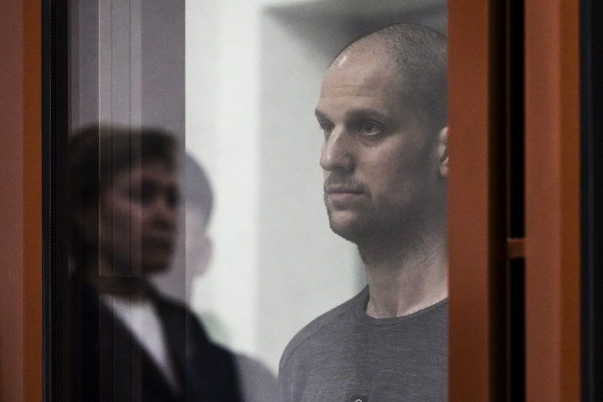 El reportero del Wall Street Journal, Evan Gershkovich, escucha el veredicto en la celda de cristal de un tribunal, dentro del edificio del “Palacio de justicia” en Ekaterimburgo, Rusia, el viernes 19 de julio de 2024.&nbsp;