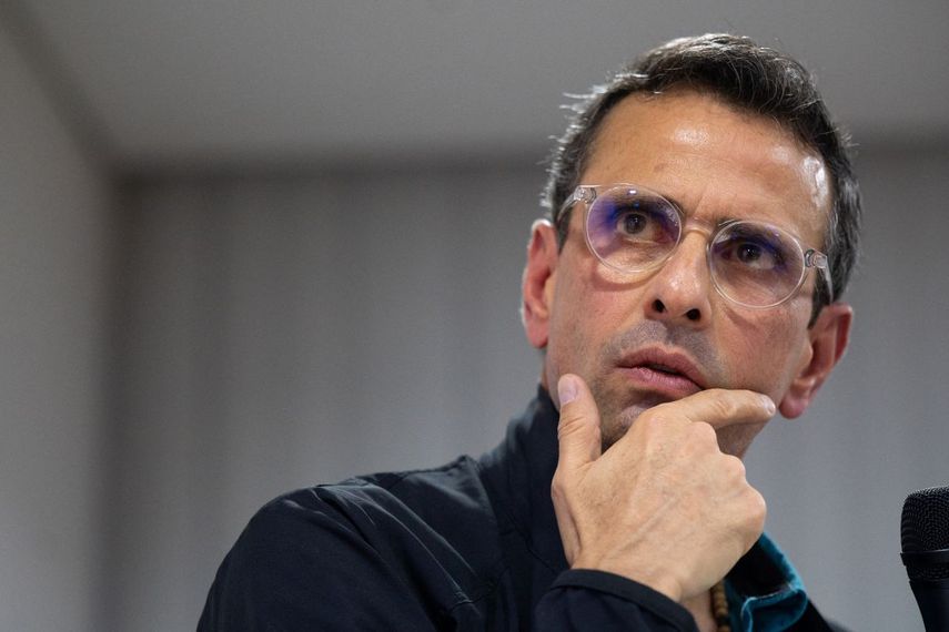 Henrique Capriles, hace un gesto durante una reunión con la Asociación de la Prensa Extranjera, en Caracas, el 10 de octubre de 2023.&nbsp;
