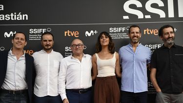 El director Aitor Arregi (2i), el director del festival de San Sebasti&aacute;n, Jos&eacute; Luis Rebordinos (3i), la actriz Bel&eacute;n Cuesta (4i) y el director Jon Gara&ntilde;o (6i), entre otros, durante la presentaci&oacute;n en Madrid de la secci&oacute;n de cine espa&ntilde;ol del Festival de San Sebasti&aacute;n