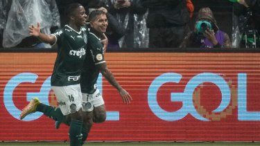 Endrick (izquierda), del Palmeiras de Brasil en ese entonces, festeja con su compañero Dudu un gol ante Fortaleza, el 2 de noviembre de 2022.