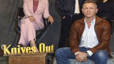 Daniel Craig en una sesión fotográfica de Knives Out el 15 de noviembre de 2019 en Los Angeles. Netflix dijo el 31 de marzo de 2021 que llegó a un acuerdo para dos películas subsecuentes de la aclamada cintade misterio de Rian Johnson de 2019 Knives Out.&nbsp;