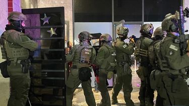 Efectivos de la agencia antidroga en un operativo en un club nocturno ubicado en Colorado Springs, Estados Unidos&nbsp;