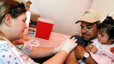 La vacuna contra la gripe es una de las medidas de prevención que recomienda el Departamento de Salud.