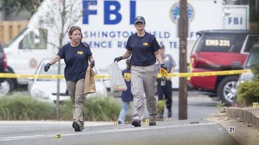 Miembros de un equipo del FBI trabajan en la escena del tiroteo en el Parque Estadio Eugene Simpson, en Alexandria,&nbsp;Virginia.