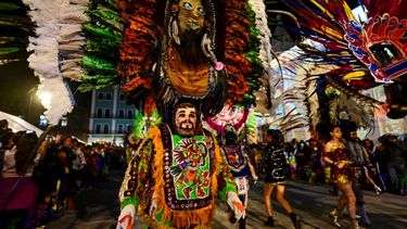 Los lugareños visten trajes típicos huehue mientras participan en el carnaval en el municipio de Tlaxcala, estado de Tlaxcala, México, el 26 de febrero de 2023.