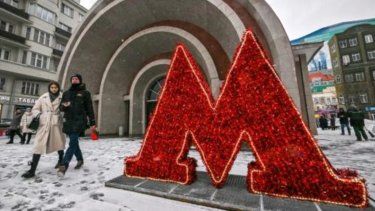 Peatones pasan frente a una entrada del metro decorada con motivos alusivos a la Navidad y Año Nuevo en el centro de Moscú, el 28 de diciembre de 2022.