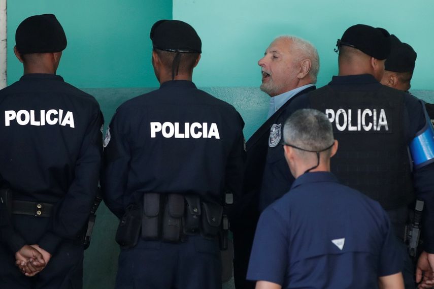 Foto del pasado mes de marzo cuando unidades de la policía custodiaban al expresidente de Panamá, Ricardo&nbsp;Martinelli&nbsp;a su llegada al juzgado del Sistema Penal Acusatorio en Ciudad de Panamá.&nbsp;