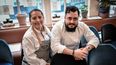 El chef mexicano Enrique Casarrubias, recién premiado con una estrella por la guía gastronómica francesa Michelin, posa junto a su esposa y chef Montserrat durante una sesión de fotos el 22 de enero de 2021 en su restaurante Oxte en París.