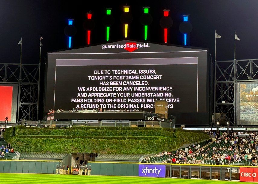 Un mensaje en el videomarcador del estadio Guaranteed Rate Field anuncia la cancelación del concierto que debían ofrecer Vanilla Ice, Tone Loc y Rob Base tras un partido de béisbol entre los Medias Blancas de Chicago y los Atléticos de Oakland, el 25 de agosto de 2023, en Chicago.&nbsp;