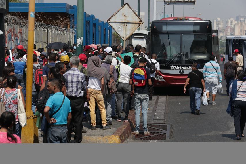 Personas esperan por autobuses debido a que el Metro no está funcionando, este lunes en Caracas Venezuela.&nbsp;