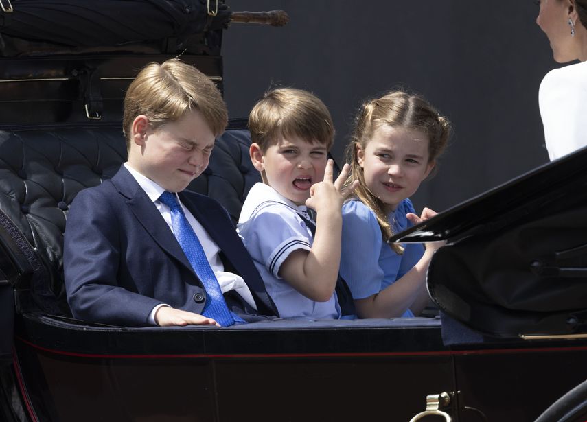 El príncipe Jorge, izquierda, le príncipe Luis y la princesa Charlota en un carruaje durante el Desfile del Estandarte en Londres el jueves 2 de junio de 2022 en el primero de cuatro días de celebraciones por el Jubileo de Platino de la reina Isabel II por sus 70 años de servicio.&nbsp;&nbsp;