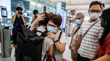 Éxodo hacia la libertad entre sollozos en el aeropuerto de Hong Kong