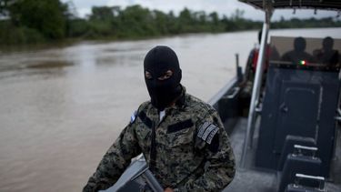 En esta fotografía de archivo, agentes de la Armada hondureña patrullan en el río Patuca, cerca de Ahuas, una alejada comunidad en la requión de Mosquitia, en Honduras.&nbsp;