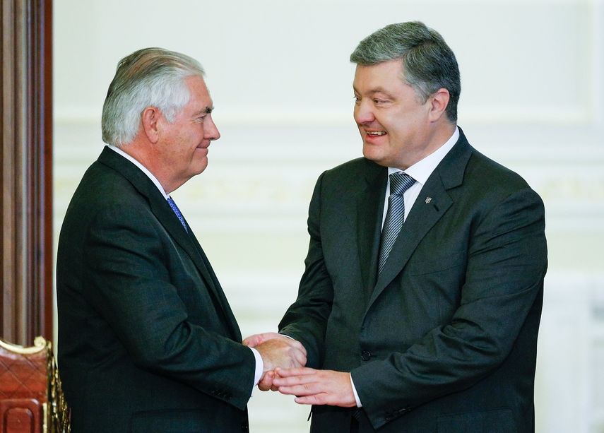 Rex Tillerson, secretario de Estado norteamericano, junto al presidente ucraniano&nbsp;Petro Poroschenko.