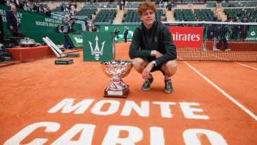 El italiano Jannik Sinner posa con el trofeo tras ganar la final del torneo ATP Masters Series de Montecarlo contra el español Carlos Alcaraz en la pista Rainier III del Monte-Carlo Country Club en Roquebrune-Cap-Martin, al sureste de Francia, el 12 de abril de 2026.&nbsp;