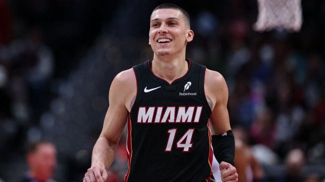 Tyler Herro, del Heat de Miami, reacciona tras finalizar una jugada en un partido contra los Wizards de Washington, el 31 de marzo de 2025.