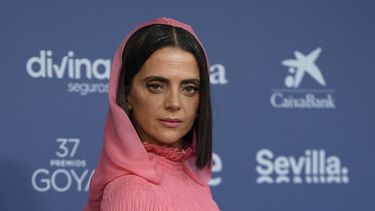 La actriz española Macarena Gómez posa en la alfombra azul de la 37 gala de los premios Goya en Sevilla, sur de España, el 11 de febrero de 2023.
