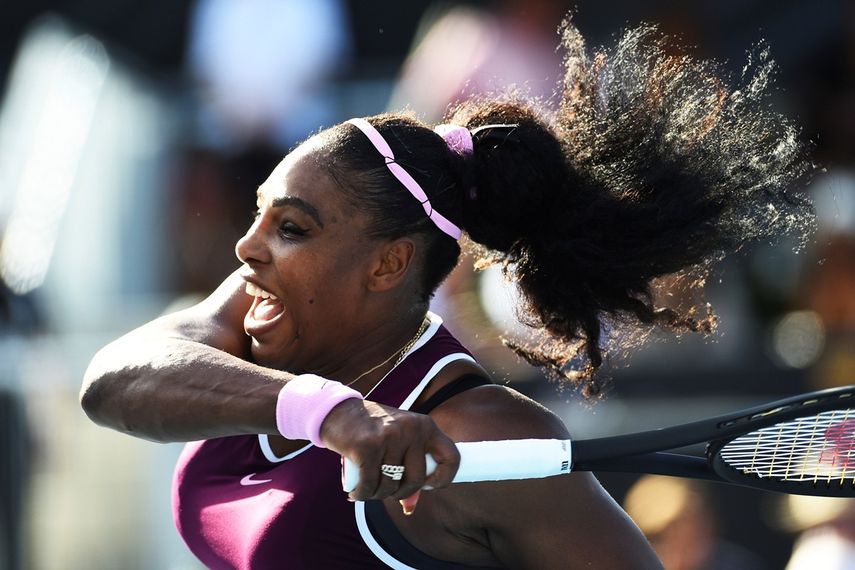 La estadounidense Serena Williams hace una devoluci&oacute;n ante su compatriota Amanda Anisimova, en la semifinal del torneo de Auckland, el s&aacute;bado 11 de enero de 2020&nbsp;