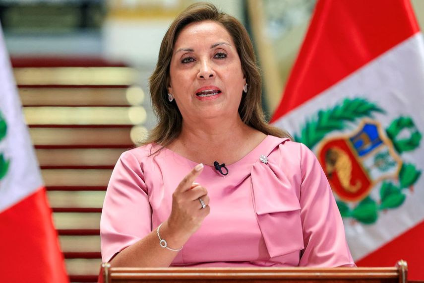 Esta fotografía, difundida por la oficina de prensa de la Presidencia del Perú, muestra a la presidenta Dina Boluarte durante un mensaje a la nación en el Palacio de Gobierno de Lima el 25 de marzo de 2025. Boluarte convocó a elecciones presidenciales y legislativas para el 12 de abril de 2026, lo que marca el inicio formal del proceso electoral, al que no podrá presentarse como candidata. (Foto de Jhonel Rodríguez Robles / Presidencia del Perú / AFP)