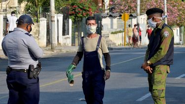 Dos agentes de la polic&iacute;a del r&eacute;gimen de La Habana son vistos en la barriada El Carmelo, en medio de la crisis de salud por el nuevo coronavirus, el 4 de abril de 2020.