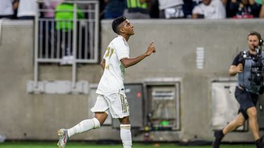 Un fuerte derechazo a la escuadra opuesta, habiendo salvado a la barrera&nbsp;de&nbsp;defensores del&nbsp;Bayern, permitió al joven Rodrygo anotar su primer gol con la camiseta del Real Madrid.&nbsp;