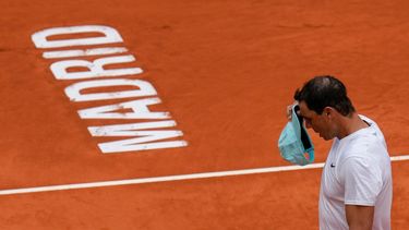 El español Rafael Nadal ajusta su gorra durante una sesión de práctica en Madrid, el jueves 28 de abril de 2022.&nbsp;