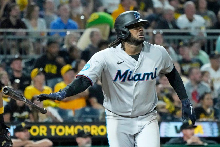 Josh Bell, de los Marlins de Miami, conecta un elevado de sacrificio en el juego del sábado 30 de septiembre de 2023, ante los Piratas de Pittsbugh.