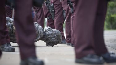 Saint Paul: la estatua de Crist&oacute;bal Col&oacute;n est&aacute; rodeada de soldados estatales que custodian la estatua despu&eacute;s de ser derribados por activistas nativos americanos en el Capitolio del Estado de Minnesota.
