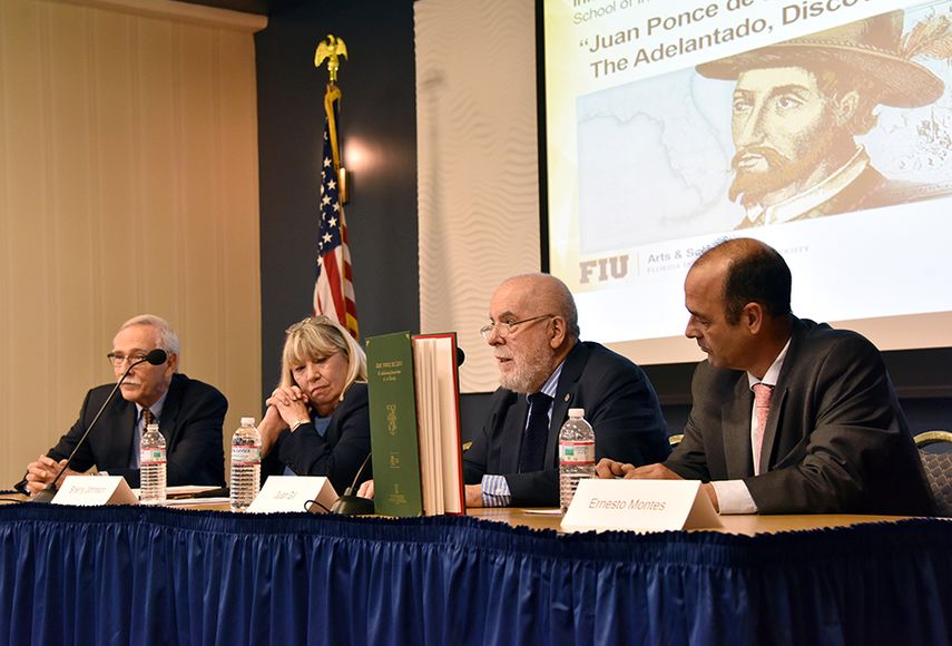 Los profesores Noble David Cook, Sherry Johnson y Ernesto Montes acompañaron al académico Juan Gil, segundo a la derecha, durante la presentación. (GISELLE SANTALUCCI)